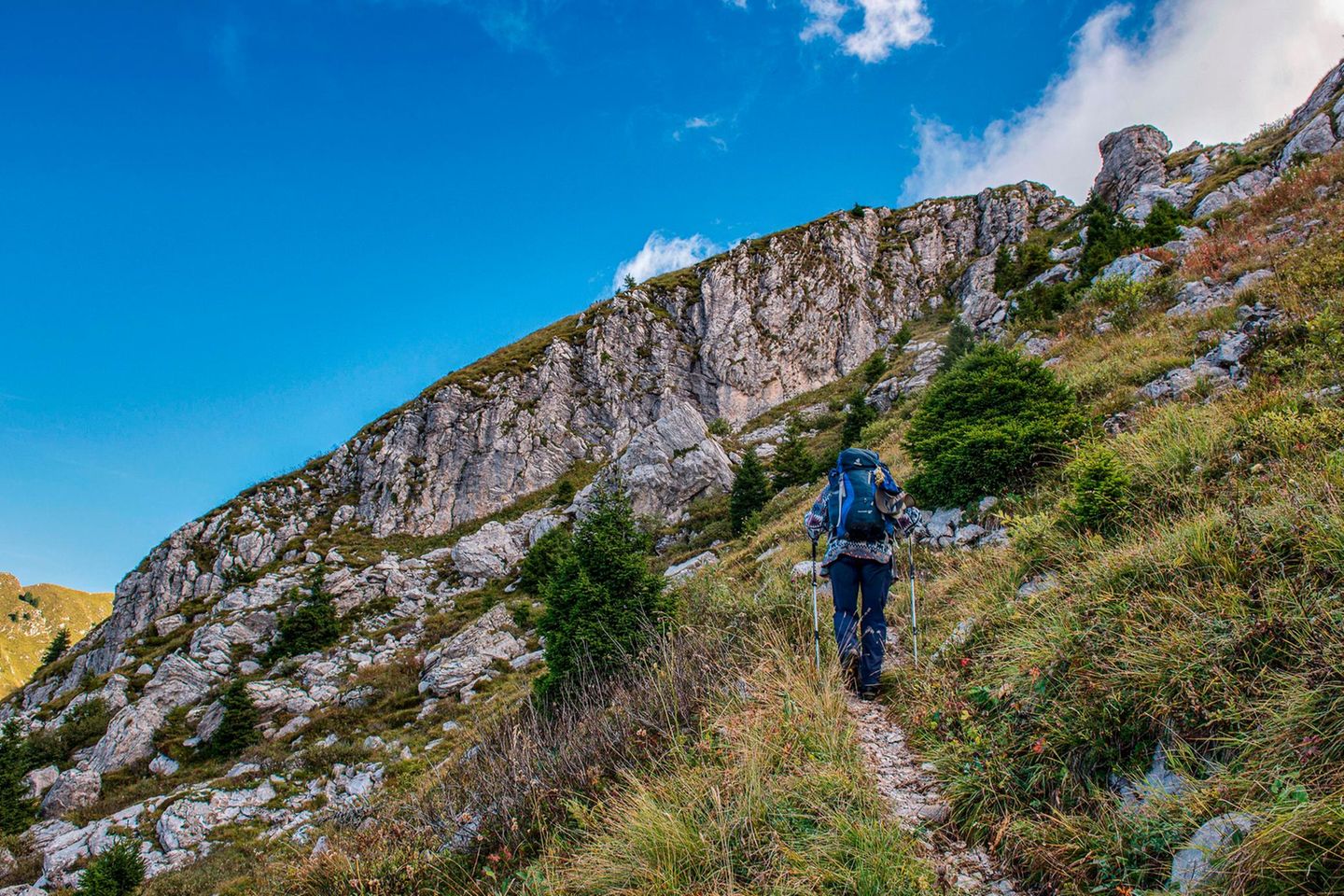 Wanderer auf einem Wadnerweg am Monte Cadria