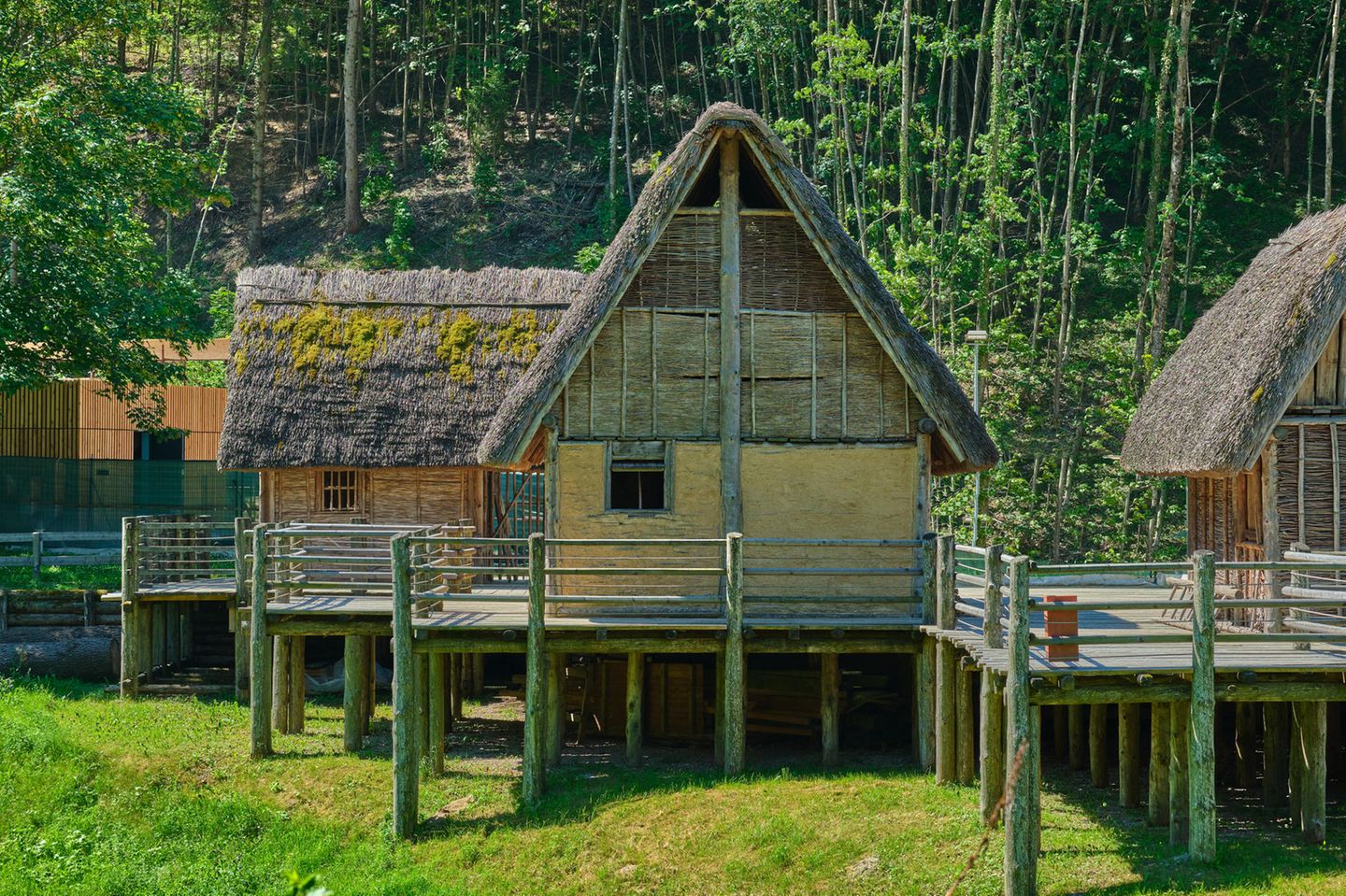 Pfahlbauten am Ledrosee