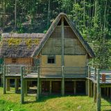 Pfahlbauten am Ledrosee