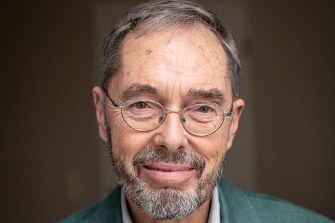 Kommunikationspsychologe Friedemann Schulz von Thun hat ein Buch darüber geschrieben, was für ein erfülltes Leben zentral ist: Mit fünf Brillen kann man dabei auf sein Leben blicken 
