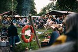 Mancher Camp-Besucher ergatterte dafür einen Premium-Platz im Kanu direkt vor der Bühne, andere holten sich noch ein frisches WALDEN Forest Lager vom Zapfhahn, besuchten den Burger-Stand und lauschten entspannt auf der Wiese