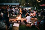 Am Lagerfeuer war immer was los – das mag an der knisternden Atmosphäre gelegen haben; oder aber es war der lockende Geruch des „fancy Stockbrots” 