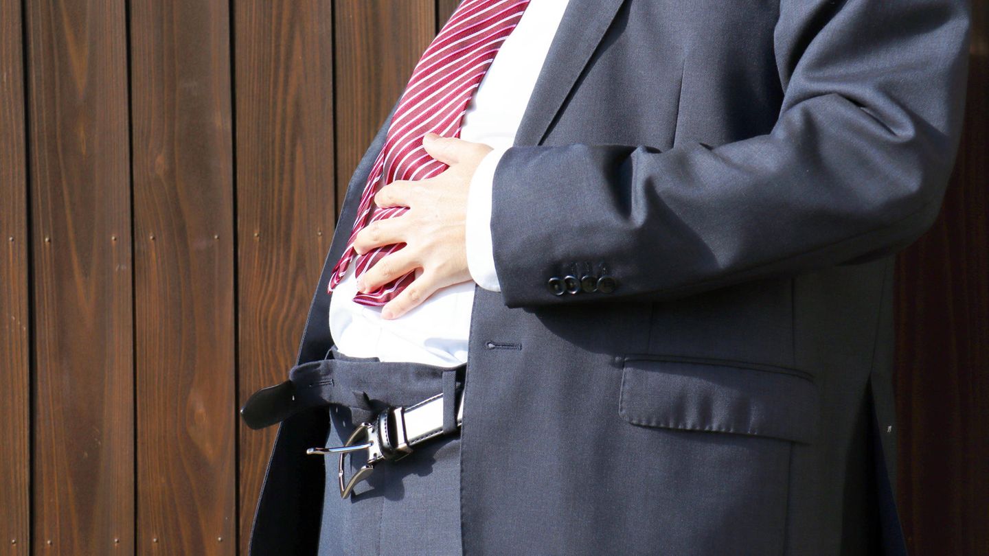 Übergewichtiger Mann im Anzug