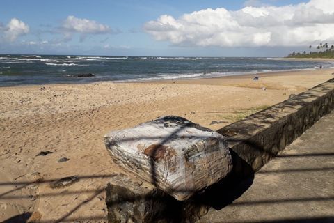 Mehr als 350 "mysteriöse Kisten" wurden an verschiedenen Stränden der brasilianischen Küste in rund einem Monat eingesammelt