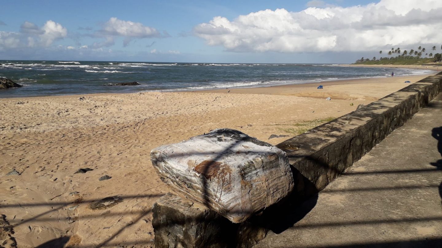 Mehr als 350 "mysteriöse Kisten" wurden an verschiedenen Stränden der brasilianischen Küste in rund einem Monat eingesammelt