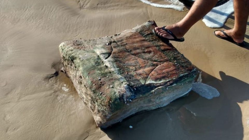 Es handelt sich bei dem geheimnisvollen Strandgut nicht wirklich um Kisten, sondern um Kautschukballen