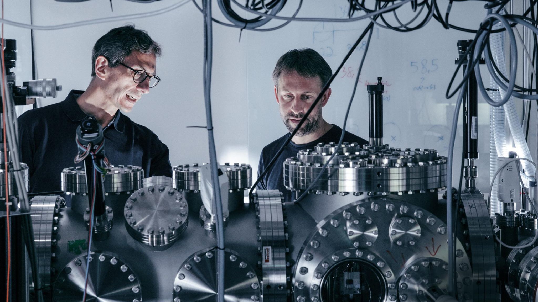 Mit einem Apparat, der ein extremes Vakuum erzeugt, wollen Markus Arndt (l.) und sein Team an der Universität Wien, darunter Stefan Gerlich, die Geheimnisse der Quantenwelt ergründen