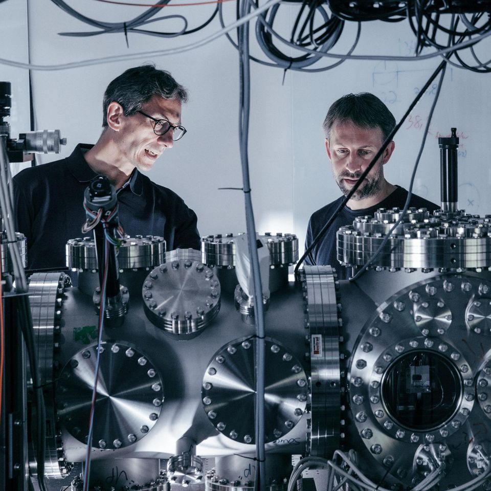 Mit einem Apparat, der ein extremes Vakuum erzeugt, wollen Markus Arndt (l.) und sein Team an der Universität Wien, darunter Stefan Gerlich, die Geheimnisse der Quantenwelt ergründen