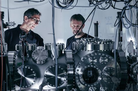 Mit einem Apparat, der ein extremes Vakuum erzeugt, wollen Markus Arndt (l.) und sein Team an der Universität Wien, darunter Stefan Gerlich, die Geheimnisse der Quantenwelt ergründen