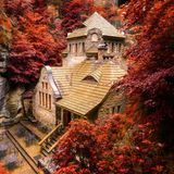 Stará Plynárna, ein altes Gaswerk, mit rot gefärbten Laubbäumen im Herbst