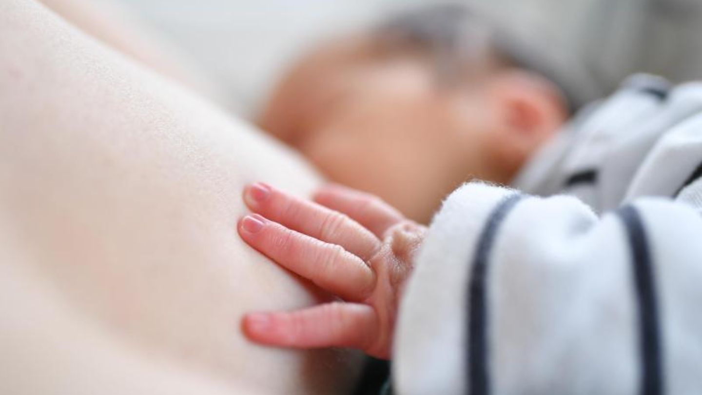 Baby wird gestillt Baby wird gestillt