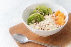 Schüssel Quark mit Kiwis und Orangen
