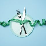 Teller und Besteck mit Maßband