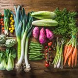 Frisches buntes Gemüse auf einem Holzhintergrund