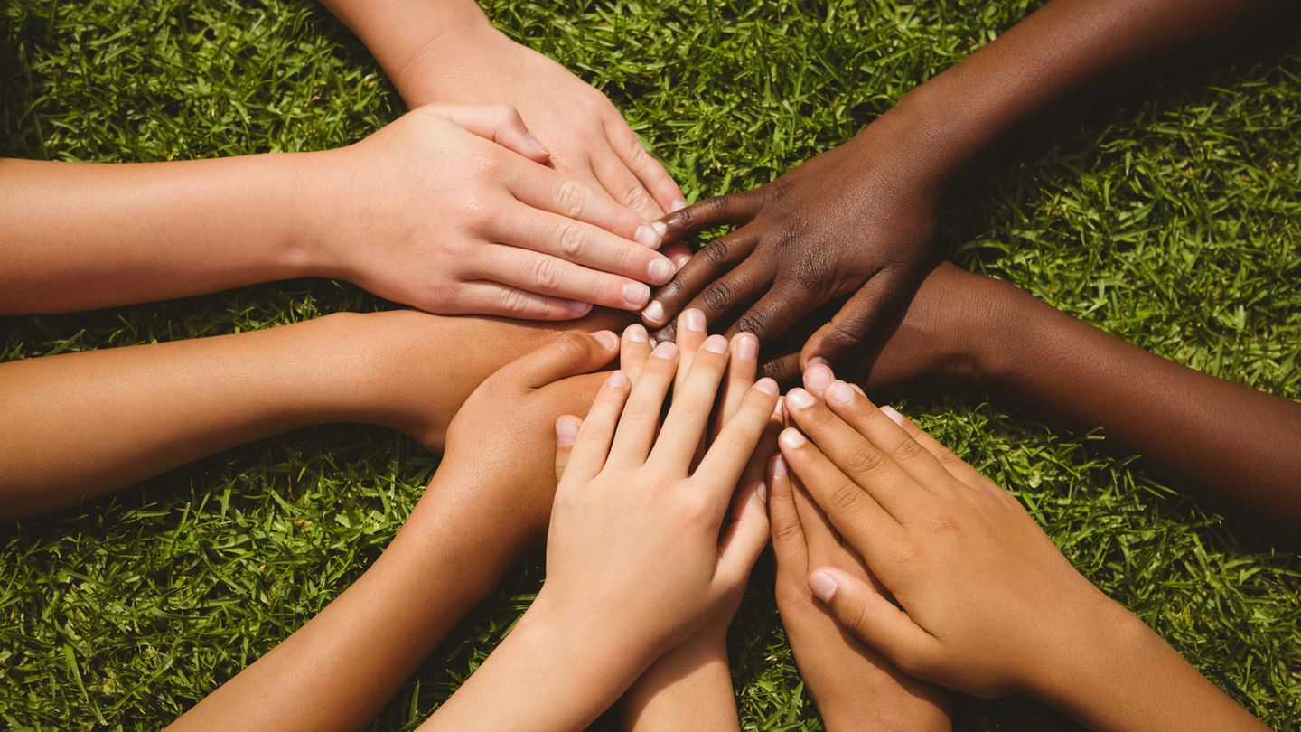 Kinderhände halten zusammen