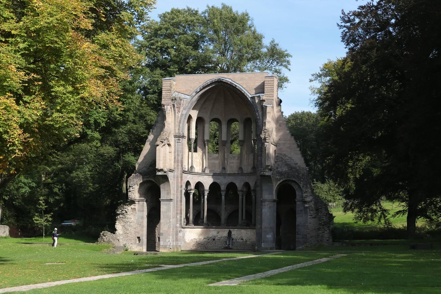 Klosterrruine Heisterbach steht vor grünen Bäumen