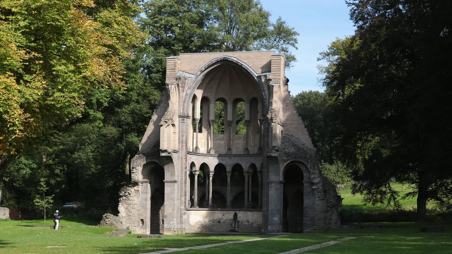 Klosterrruine Heisterbach steht vor grünen Bäumen