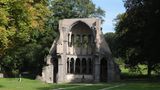 Klosterrruine Heisterbach steht vor grünen Bäumen
