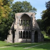 Klosterrruine Heisterbach steht vor grünen Bäumen