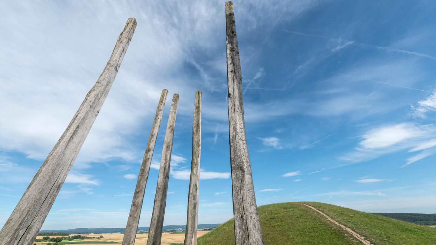 Grabhügel und Holzpfähle der Keltenwelt Glauburg in Hessen