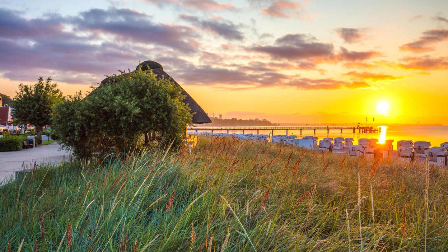 Strand von Scharbeutz bei der Seebrücke zum Sonnenuntrgang