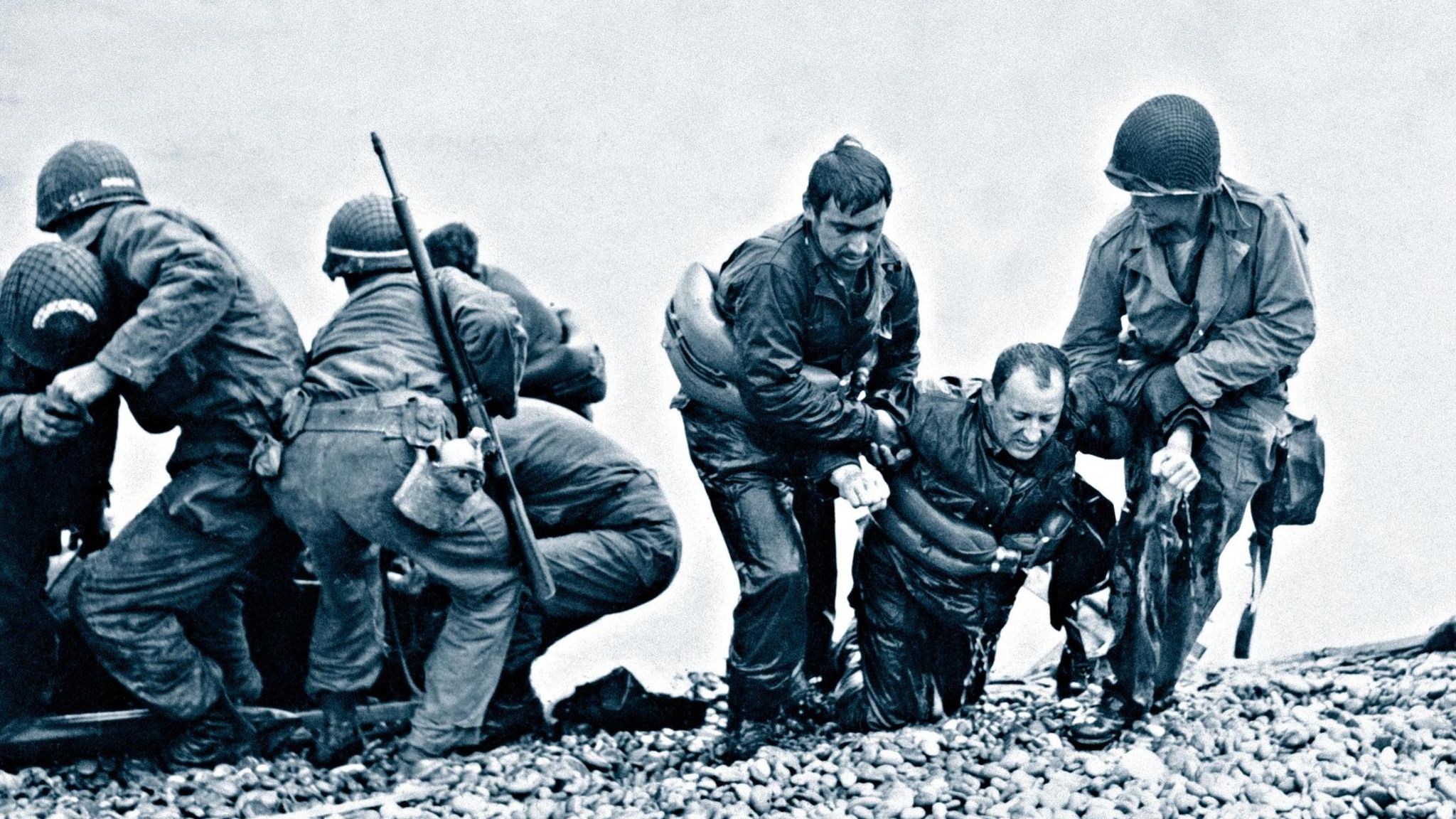 Verletzte und fast Ertrunkene werden von Kameraden während des Gefechtes an den Strand gezogen. Jeder Soldat hat Morphiumspritzen gegen die ärgsten Schmerzen im Gepäck, mehr aber nicht. Und viele Sanitäter verlieren bei der chaotischen Landung ihre Ausrüstung