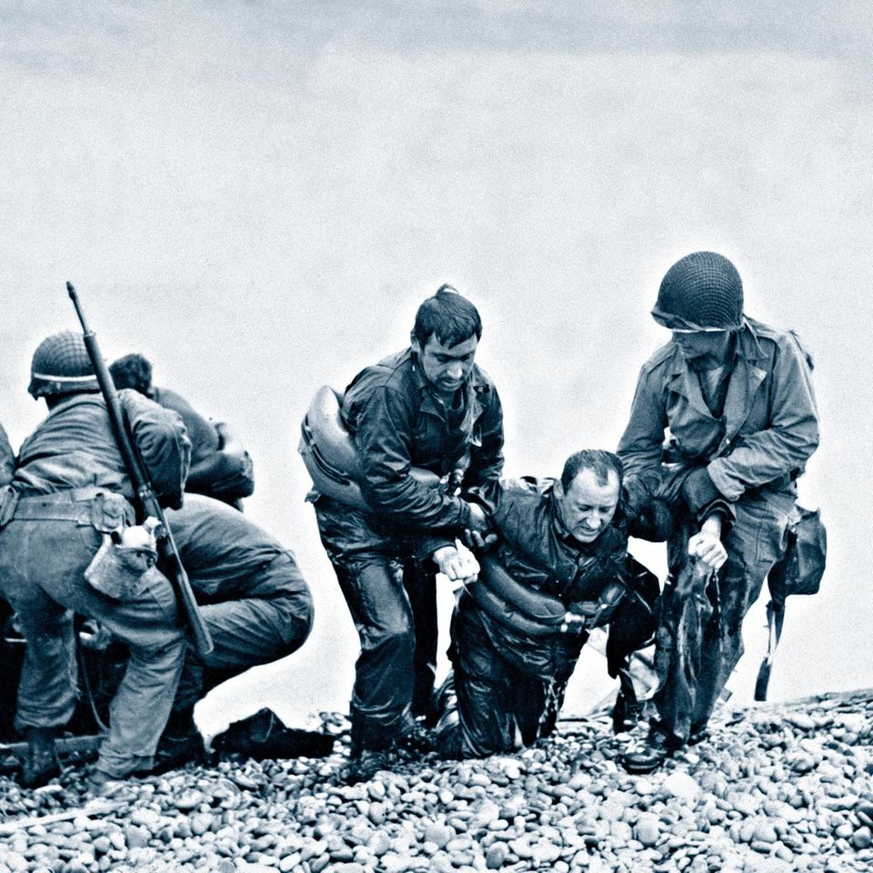 Verletzte und fast Ertrunkene werden von Kameraden während des Gefechtes an den Strand gezogen. Jeder Soldat hat Morphiumspritzen gegen die ärgsten Schmerzen im Gepäck, mehr aber nicht. Und viele Sanitäter verlieren bei der chaotischen Landung ihre Ausrüstung