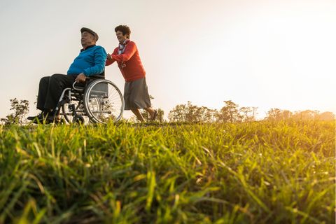 Pflege: Fürsorge kann leicht zu Überforderung des Pflegenden führen 
