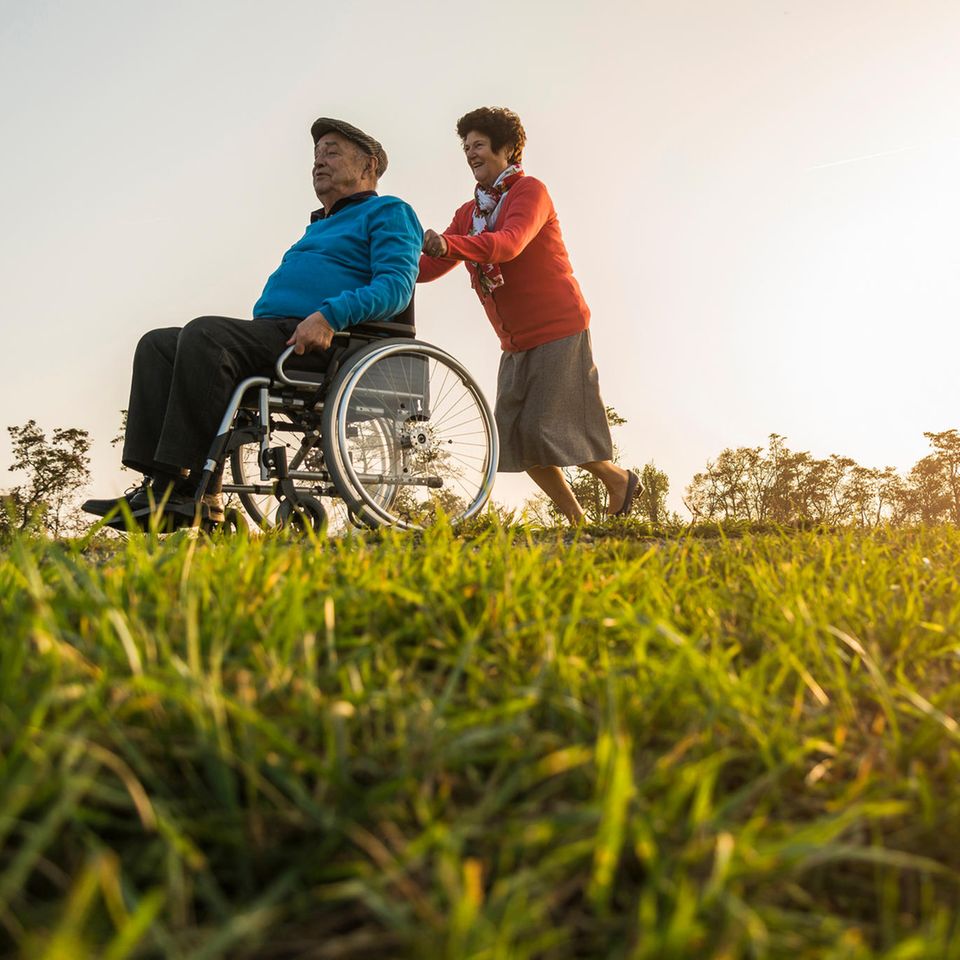 Pflege: Fürsorge kann leicht zu Überforderung des Pflegenden führen 