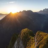 13.09.2021  Am Abend zuvor durch Regen und tiefe Wolken gewandert, um am Morgen freie Sicht zu haben. Die Schweizer Bergwelt enttäuscht nie.  Kamera: DJI Mavic 2 Pro, 1/120, f/2.8, ISO100