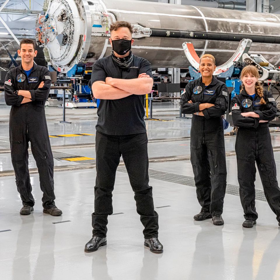 SpaceX Team vor der Rakete