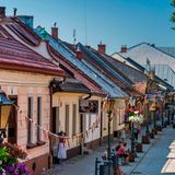 Straße mit kleienn Häuschen in Stary Sącz
