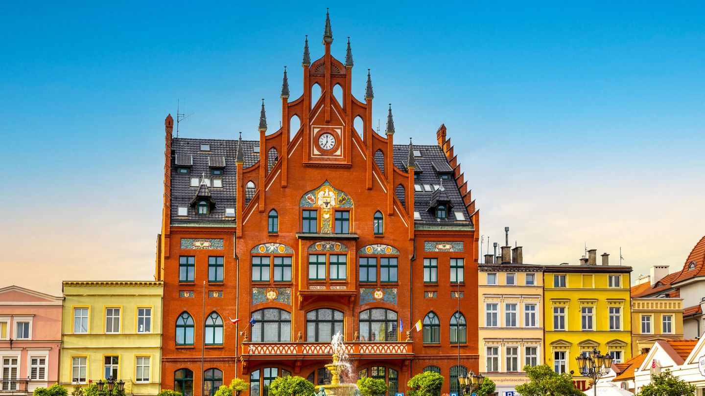Chojnice Blick auf das gothische Rathaus umgeben von bunten Häusern in Chojnice