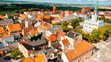 Bunte Laternen hängen in einer Straße in Chelmno