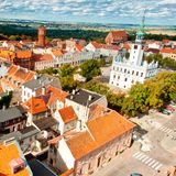 Bunte Laternen hängen in einer Straße in Chelmno