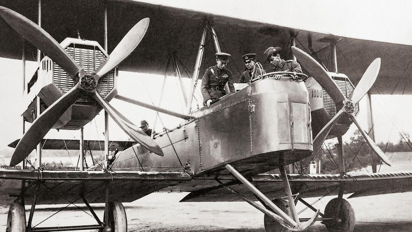 Pionierflug 1919: Alcocks Vickers Vimy wurde ursprünglich entwickelt, um Berlin anzugreifen. Nun trägt sie Luftpost statt Bomben