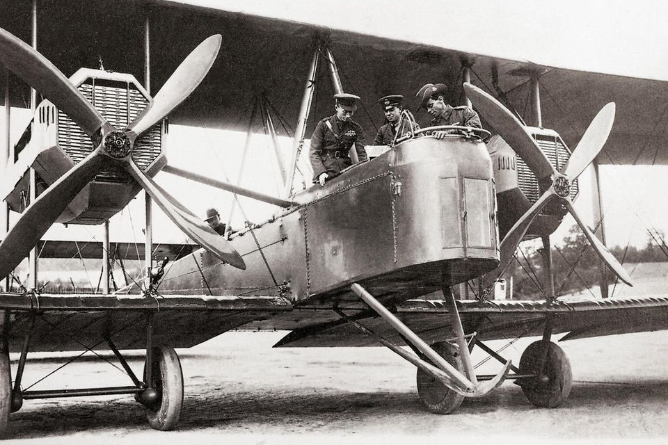 Pionierflug 1919: Alcocks Vickers Vimy wurde ursprünglich entwickelt, um Berlin anzugreifen. Nun trägt sie Luftpost statt Bomben