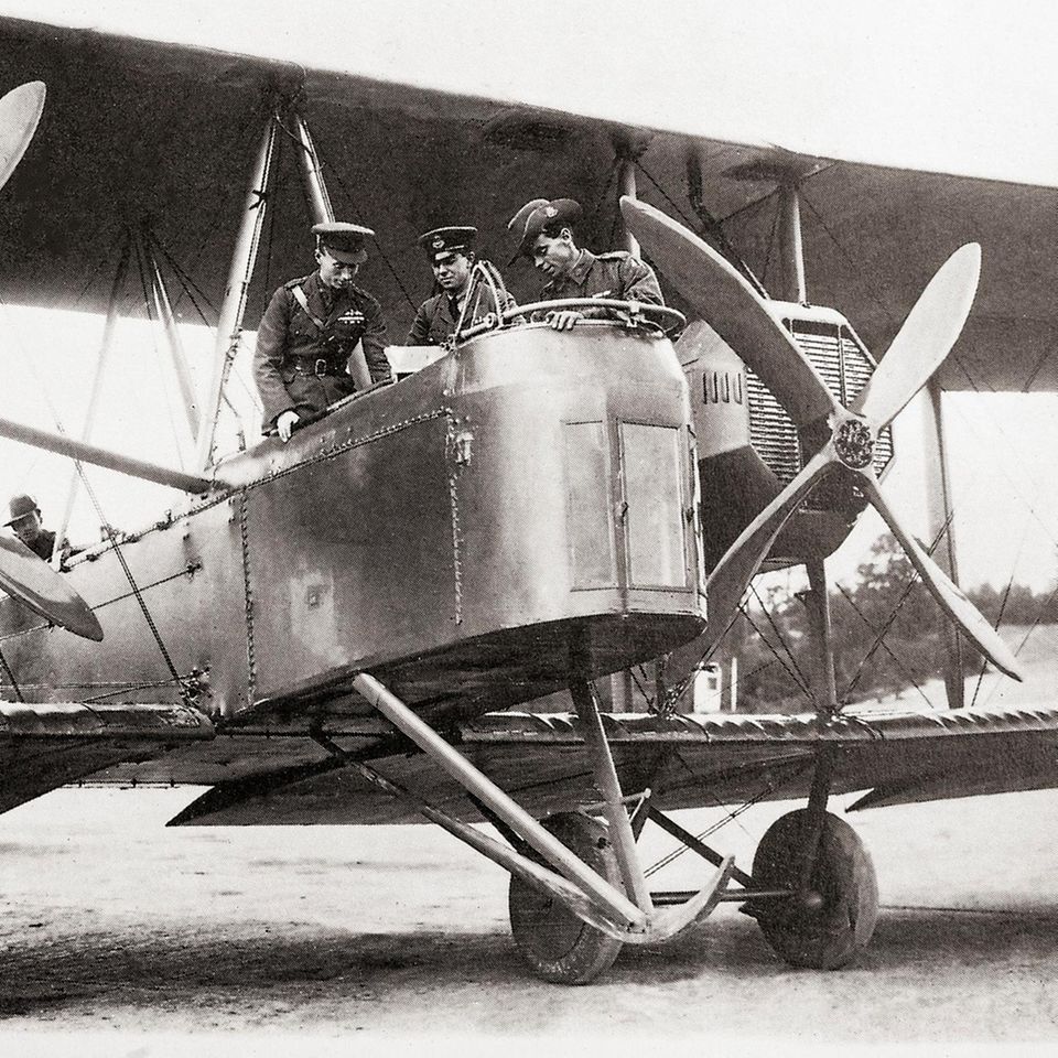 Pionierflug 1919: Alcocks Vickers Vimy wurde ursprünglich entwickelt, um Berlin anzugreifen. Nun trägt sie Luftpost statt Bomben