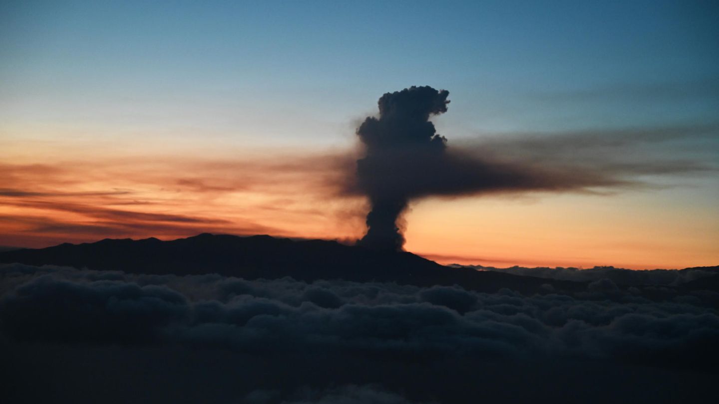 Rauch tritt aus dem Vulkan Cumbre Vieja auf der kanarischen Insel La Palma aus