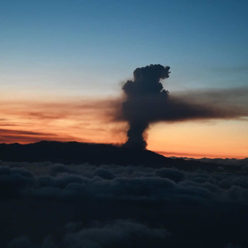 Rauch tritt aus dem Vulkan Cumbre Vieja auf der kanarischen Insel La Palma aus