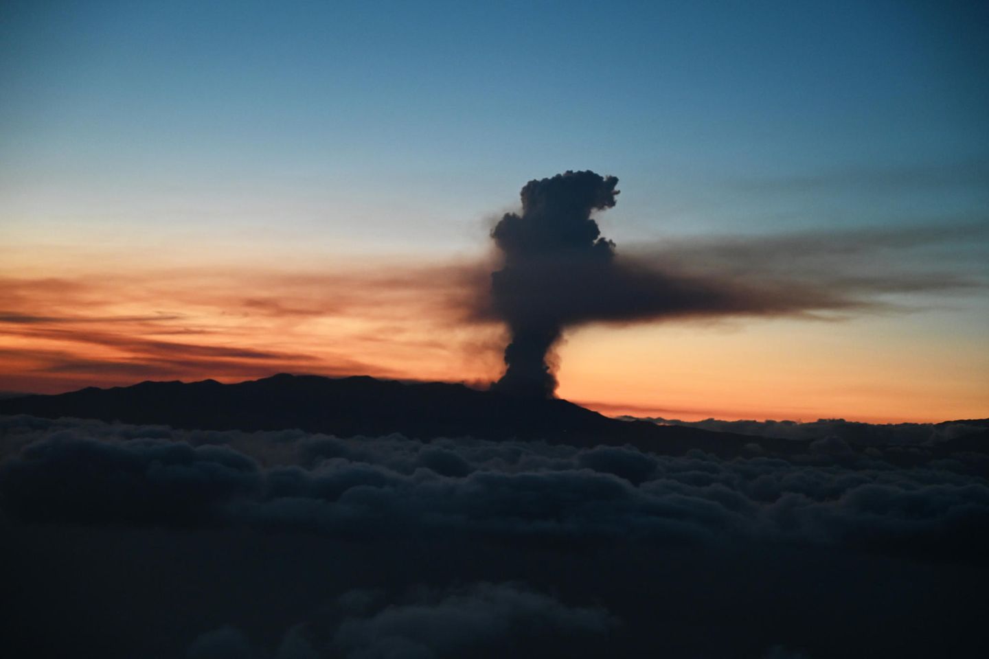 Rauch tritt aus dem Vulkan Cumbre Vieja auf der kanarischen Insel La Palma aus