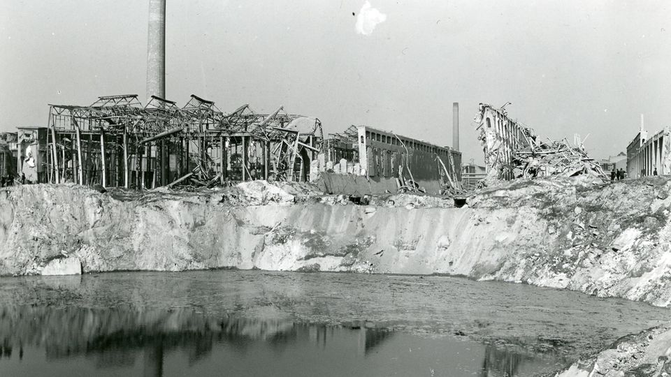 Industriegeschichte: Der mit Grundwasser gefüllte Sprengtrichter im Oppauer Werk der BASF nach der Explosionskatastrophe Der mit Grundwasser gefüllte Sprengtrichter im Oppauer Werk der BASF nach der Explosionskatastrophe