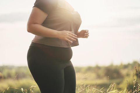 Um gesundheitliche Gefahren zu minimieren wollen die meisten Betroffenen Gewicht verlieren. Dabei könnte ein "gewichtsneutraler Ansatz" wesentlich effektiver sein, sind die Autoren der Überblicksstudie überzeugt