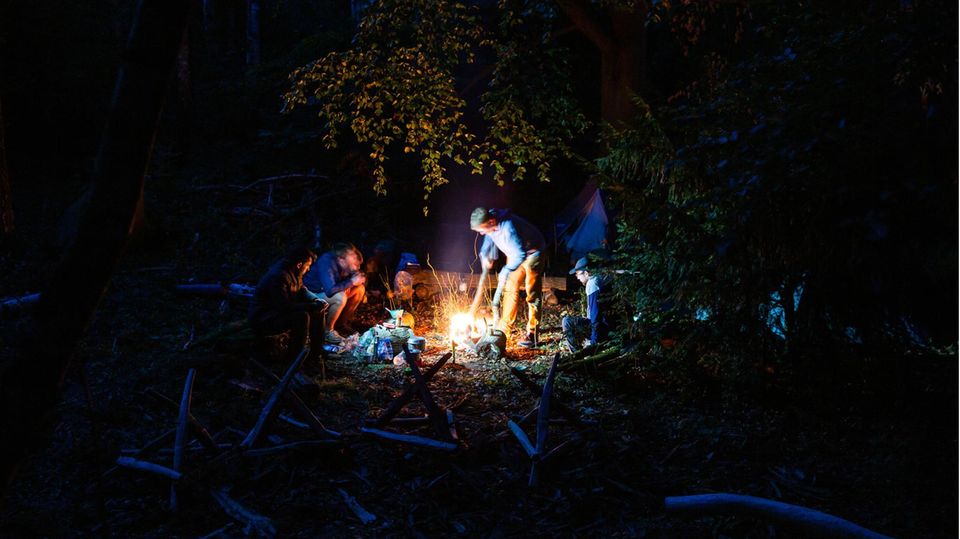 Europa, Deutschland, Göhrde, 11.09.2019.Schweigewanderung in der Göhrde. © 2019 Lucas Wahl Sogar am Lagerfeuer wird (fast ausschließlich) geschwiegen – anstrengend und befreiend zugleich