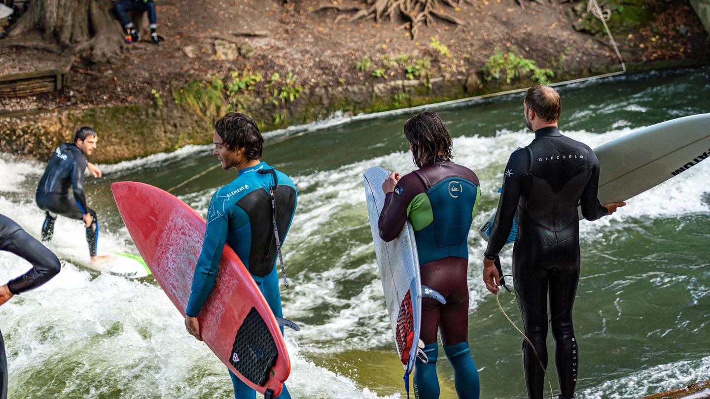 Fluss-Surfer an denn Wellen des Eisbachs in München