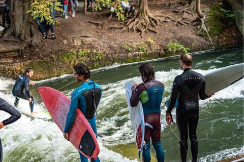 Fluss-Surfer an denn Wellen des Eisbachs in München