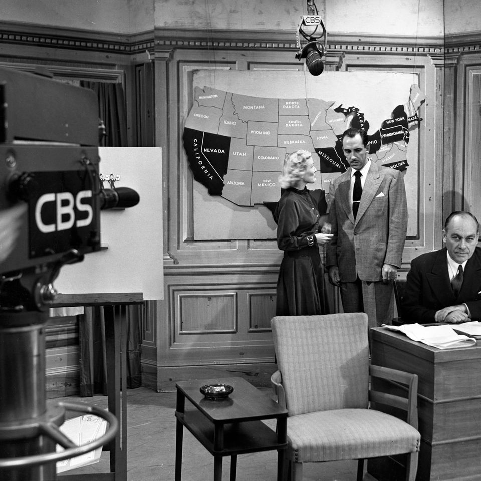 George Gallup ist in den USA so bekannt, dass er im Fernsehen seine Wahlprognosen präsentiert, hier 1948