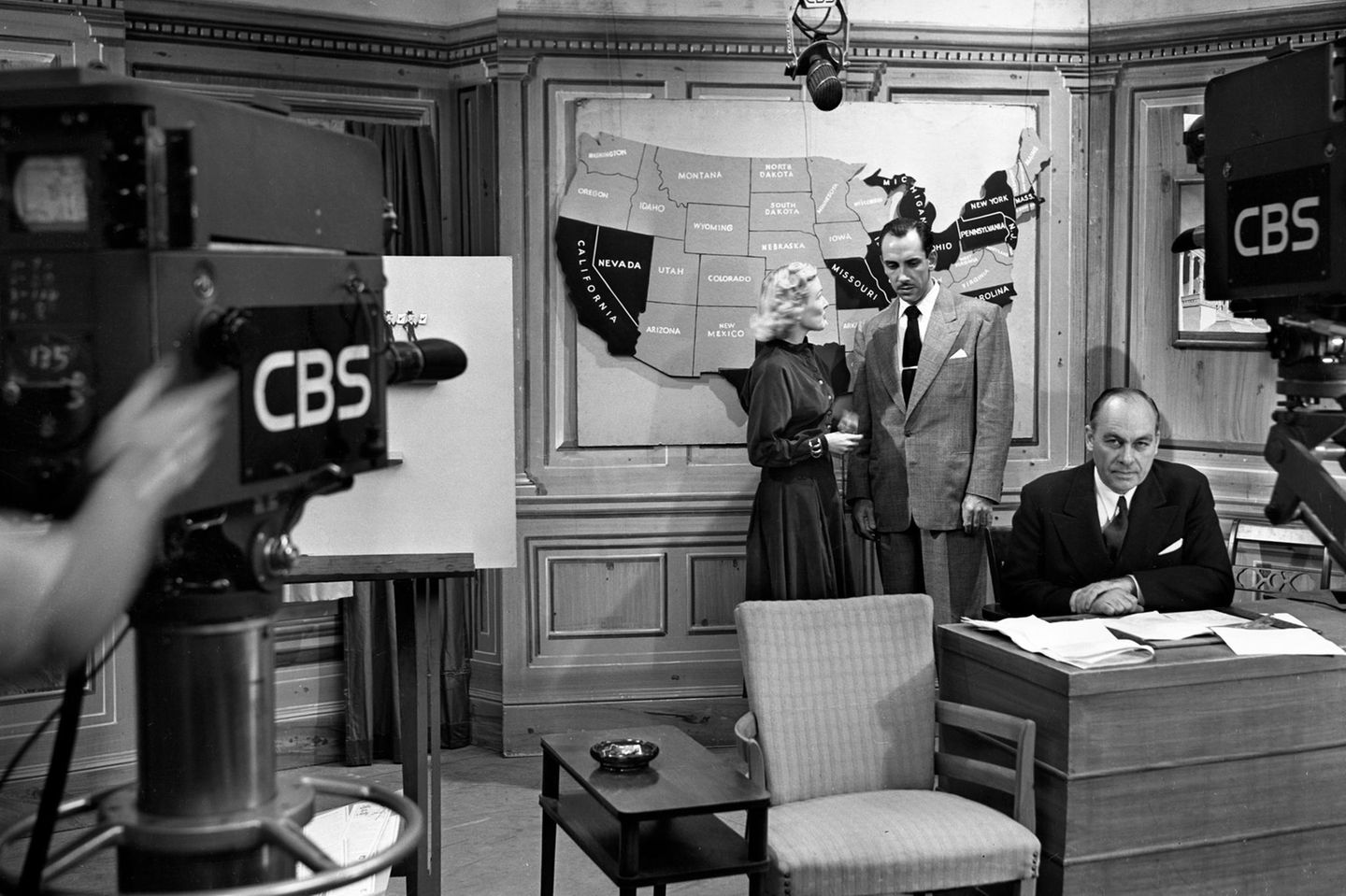 George Gallup ist in den USA so bekannt, dass er im Fernsehen seine Wahlprognosen präsentiert, hier 1948