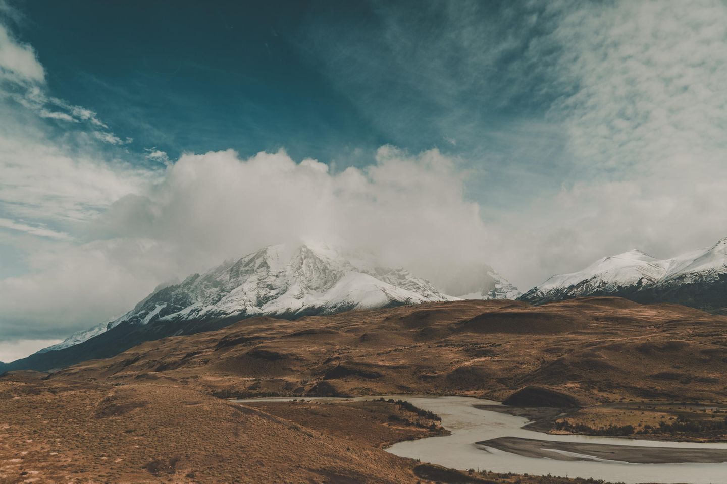 22.09.2021      "Im Süden Patagoniens liegt der Torres del Paine Nationalpark, der zu den beliebtesten Ausflugszielen des Landes gehört. Ein Blick auf das Bergpanorama genügt, um zu wissen, warum. Die malerische Kulisse lässt das Herz eines jeden Outdoor-Enthusiasten, Naturliebhaber und Fotografen höher schlagen."      Kamera: Sony Alpha 6000 + SEL18-200  Mehr Fotos von Luca Pot d'Or