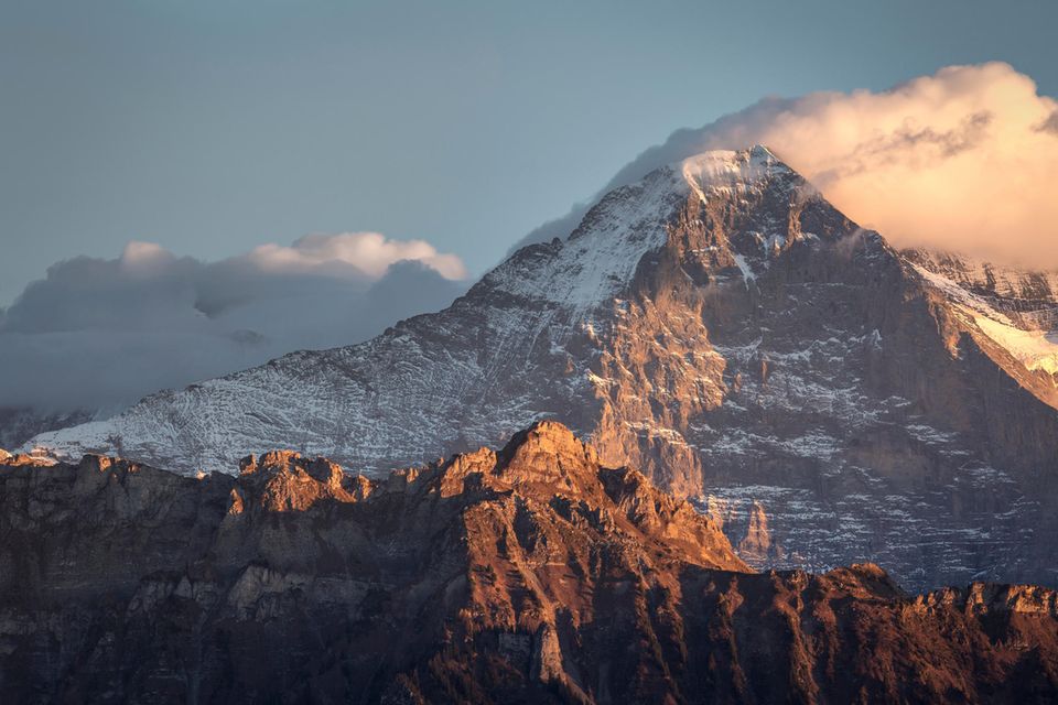 Eiger-Nordwand in den Schweizer Alpen im Abendlicht